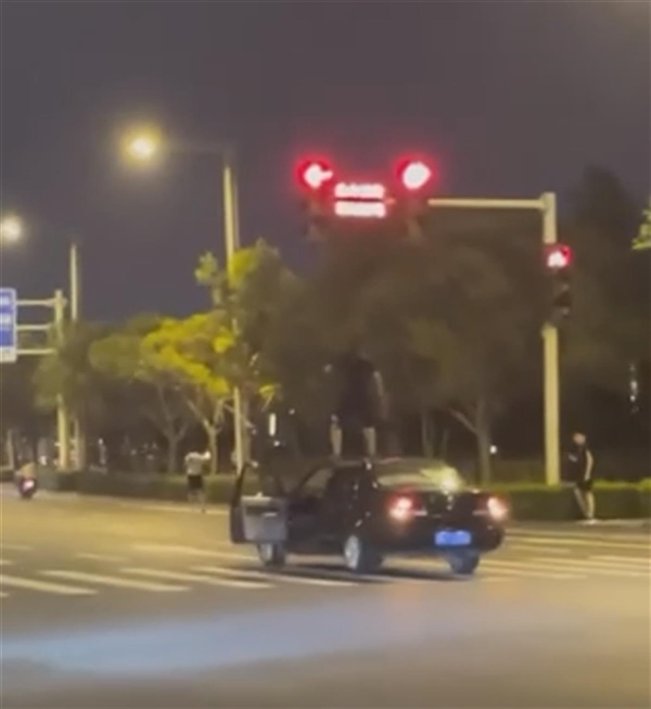 郑州一男子坐车顶开车还闯红灯 分享视频被网友举报：官方称危险驾驶将处罚