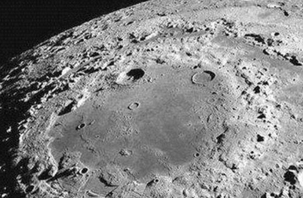 中国科学家在月壤中发现存在高含量水月球适合人类居住吗