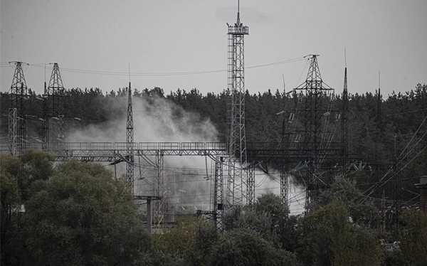 一枚俄罗斯火箭打击了哈尔科夫的一座发电站