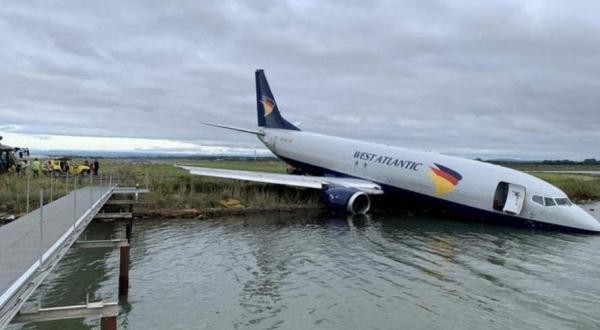 法国一波音737货机冲进湖里