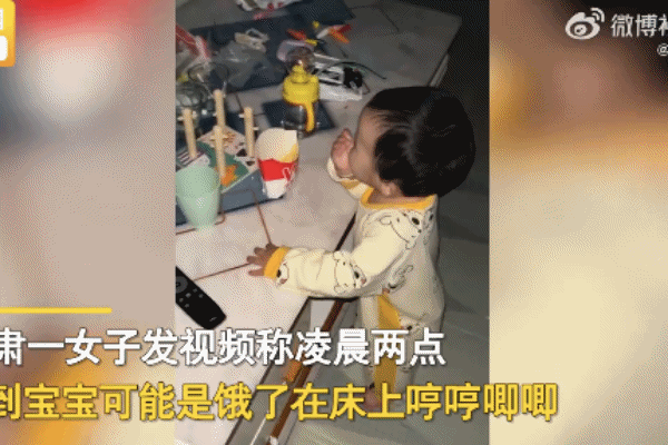 母亲半夜发现1岁萌娃偷吃东西：以为是老鼠出来了