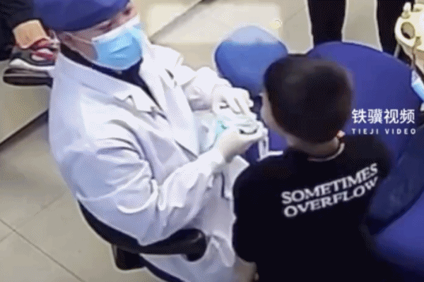 男孩看完牙对牙医又搂又抱