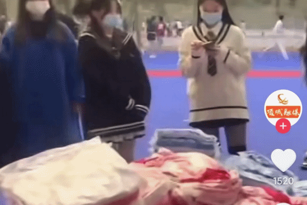 郑州一高校给学生免费发放冲锋衣