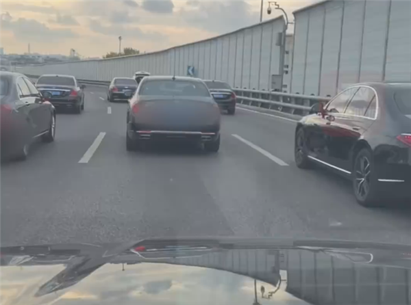 婚车车队占满3车道不让超车 一直摆队形拍照：网友神评