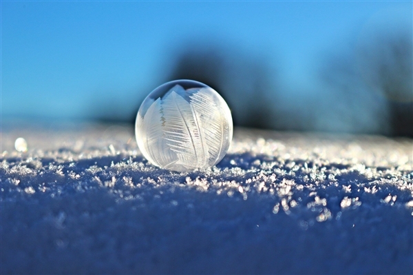 《假爸爸》剧组遗留人造雪惹怒商户 已赔偿：专家科普人造雪
