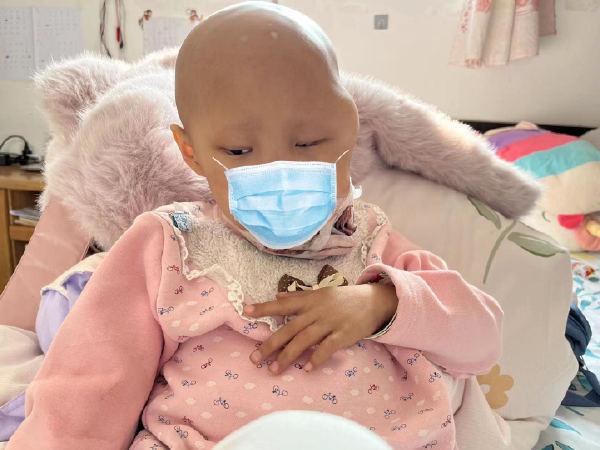 7岁可爱女童患恶性肿瘤容貌变样 女童经历了38次化疗35次放疗2次手术
