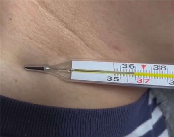 男子39.4度体温计刚放脖子就上升！快来看看高烧后如何缓解头疼