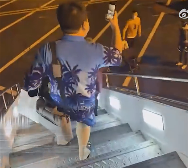 男子穿短裤从三亚回东北冻得发抖 网友：必须让人知道去过三亚