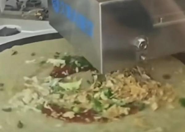 北京地铁口现煎饼机器人 科技与狠活buff加满了