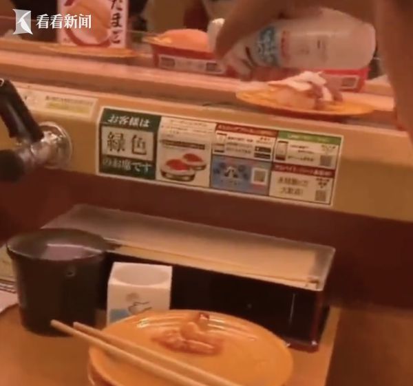 日本又发生寿司店丑闻，少年冲传送带上的寿司喷酒精引发众怒 先给自己的脑子喷一喷