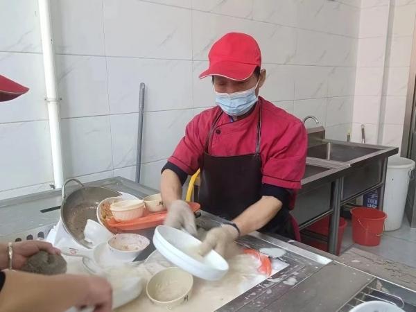洗碗工大爷学校餐厅弹琴 网友：优雅永不过时 