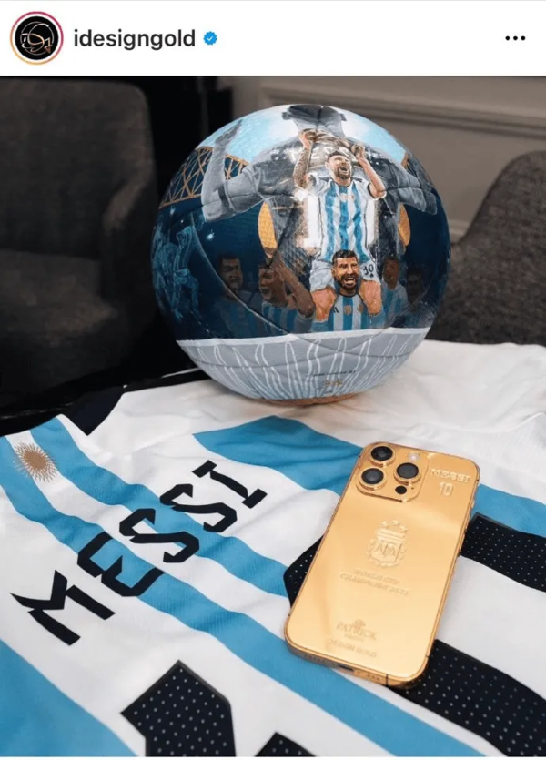 曝梅西送国家队成员手机 手机上都刻有球员的名字、号码和阿根廷队的标志  