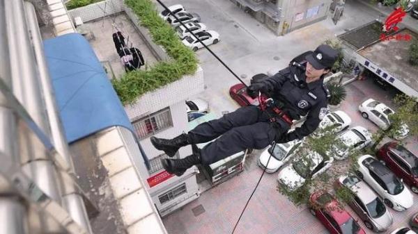 95后空姐转行当特警 训练按男队员标准执行 背后的原因让人想不到