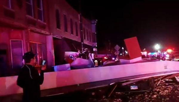 遭遇强风暴天气，美国一剧院屋顶坍塌致1死28伤