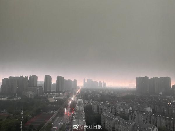 武汉大暴雨白天秒变黑夜，网友晒这是电影特效吗？