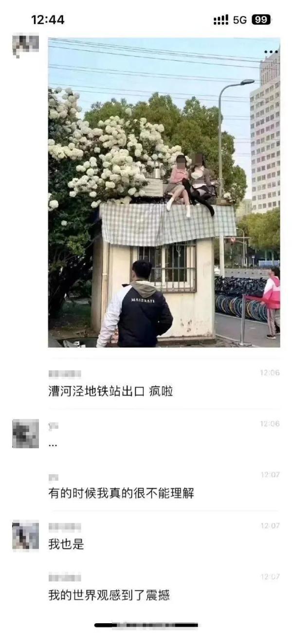 泛亚电竞两女子爬上岗亭打卡拍照照片在网上引争议后续来了！(图2)
