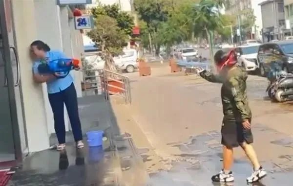 男子拿水枪进银行“火拼”，工作人员奋起还击  网友：戴头盔不讲武德！
