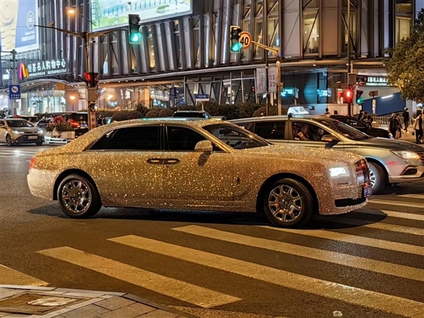 上海街头现满钻劳斯莱斯古斯特 律师提醒：改装需备案