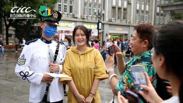 香港阿Sir武汉街头演奏《龙的传人》《强军战歌》等