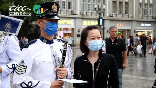 香港阿Sir武汉街头演奏《龙的传人》《强军战歌》等