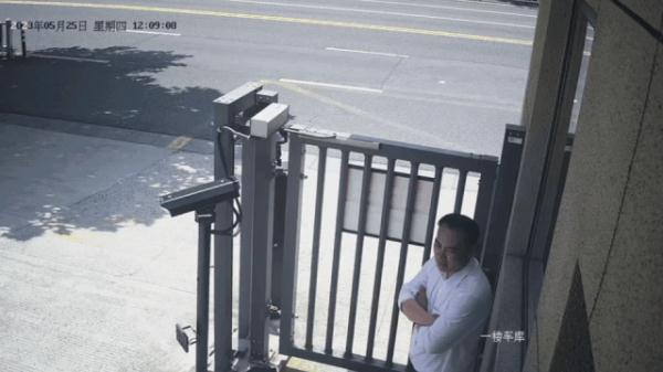老人到消防队扔下钱就跑 "帮我交给救我老伴的消防员"
