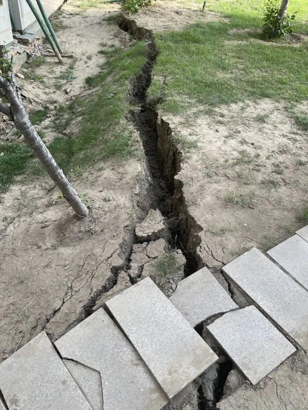 天津一小区外道路开裂致楼栋受损，近3000住户连夜撤离！