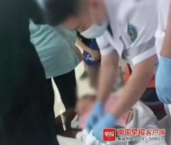 孩子在自助餐厅喝鸡尾酒，喝到被送医？餐厅：家长在，劝不住！