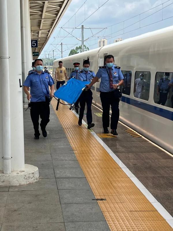 孕妇高铁上生产众人救助，母子平安！