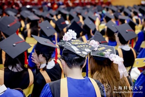 上科大校长毕业典礼上告诫毕业生：不要总是盯着位子、帽子和票子，做有担当、有本领、有毅力的创新者
