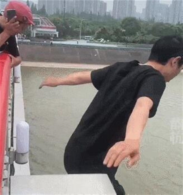 跳桥救人小哥引来女网友公开示爱 专程赶往杭州看望