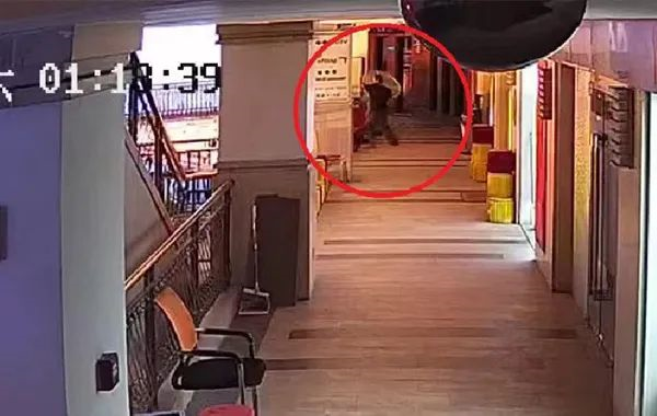上海一男子从4楼扔下玻璃餐桌 警方回应：刑事拘留