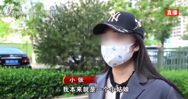 女浴室突现男员工后续！男子裹着一条毛巾坐在更衣室里