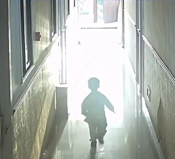 2岁男童坠楼家属索赔145万 监控细节披露令人痛心