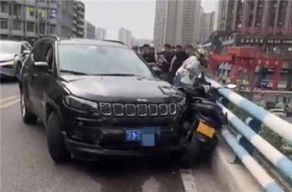 男子骑车被汽车撞下高架：现场视频太惨 官方回应