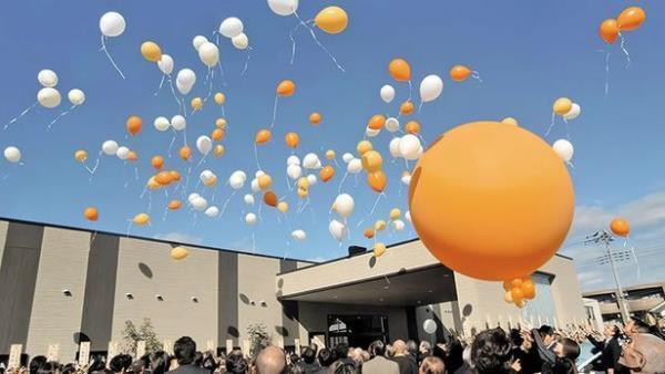 无人祭奠无地可葬 日本现气球葬礼 约1.2万人民币