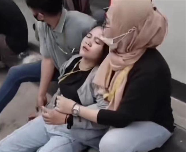 印尼一工厂上百人失控狂哭抽搐 警方介入调查：饿
