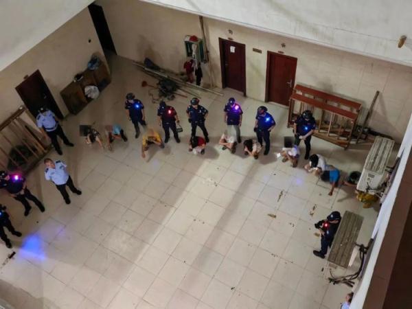 突击检查中旅馆内17名男女涉嫌卖淫嫖娼当场被抓