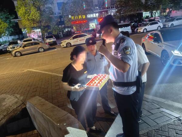 店员误将19件黄金耳饰当废品赠送拾荒老人，民警连夜帮忙找回