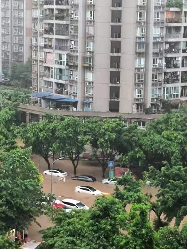 重庆中心城区降大暴雨,115个雨量站超过20毫米,达到短时强降雨标准