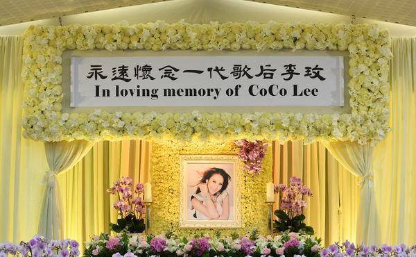 大量歌迷给李玟悲痛送花告别"泪崩哭成一团" 愿她在天堂没有痛苦