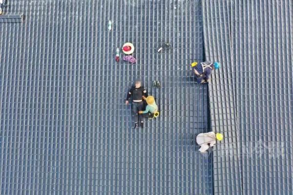 柳州一工人中暑困15米高楼顶，消防用绳索和多功能担架救援