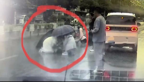 下班途中遇见车祸，女护士雨中跪地救小女孩