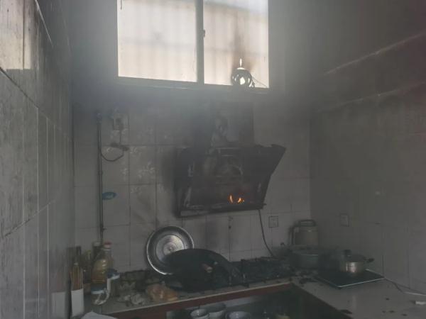一居民家中抽油烟机起火，消防提醒常清洗！