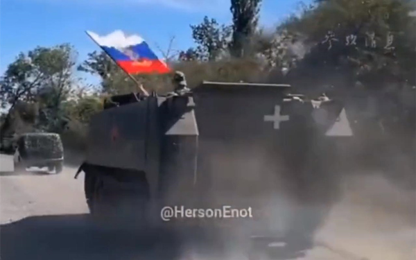俄军伞兵缴获乌军装甲车，美制战车插着俄国旗疾驰