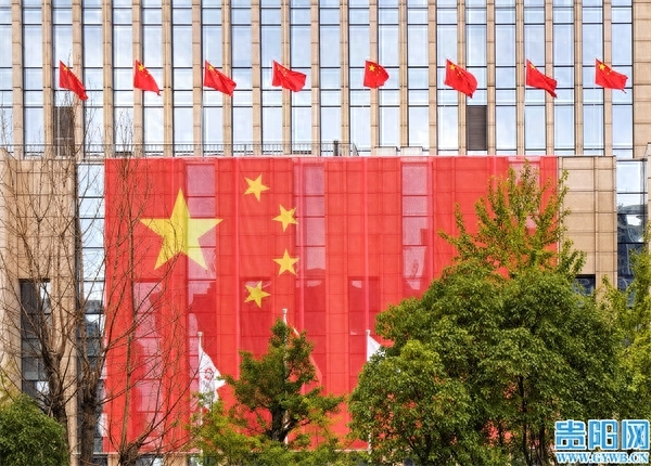 贵州街头国庆氛围感拉满！迎风飘扬装点城市喜气洋洋
