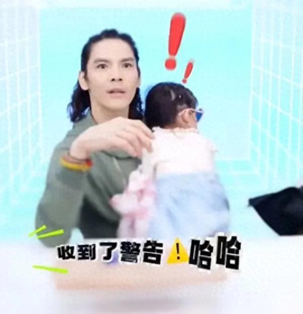 离谱！向佐直播时抱女儿违规 直播间遭警告火速中止