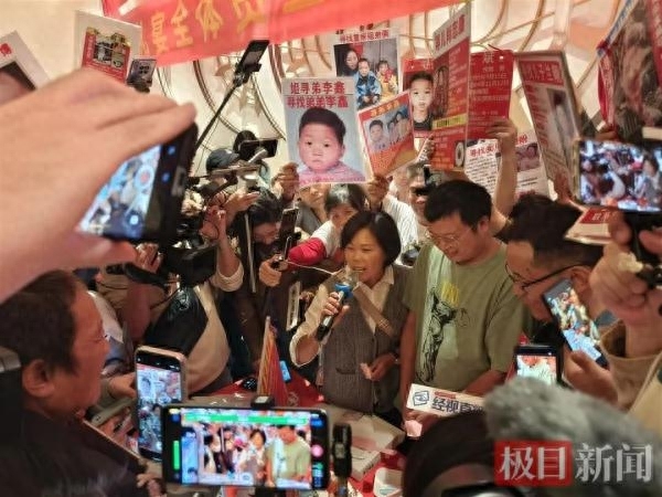 “悬赏百万寻子”母亲回忆认亲当天：看着他穿着破烂又局促我很伤心，现在每天看见他都很开心