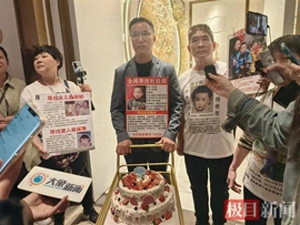 “悬赏百万寻子”母亲回忆认亲当天：看着他穿着破烂又局促我很伤心，现在每天看见他都很开心
