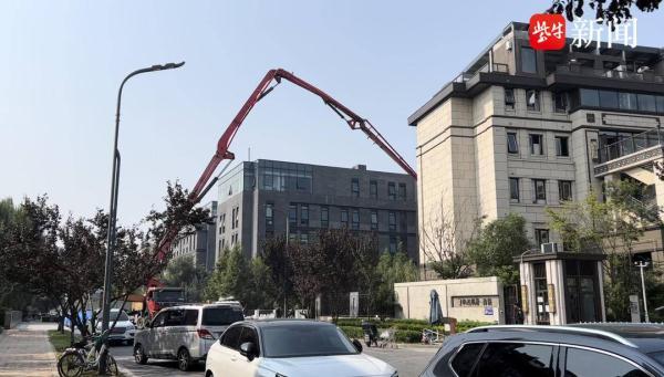 疑似滥挖地下室惹祸，河水倒灌淹了小区车库