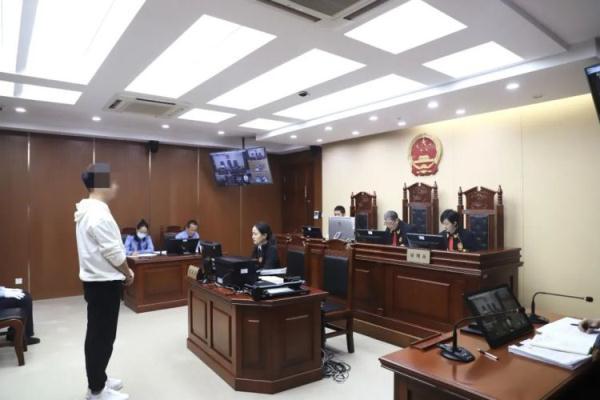 男子缓刑期跳江救人见义勇为获减刑2个月
